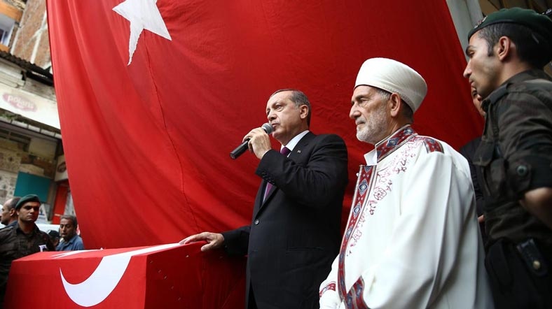 CHP’den AKP’ye tepki: Şehidinin tabutuna elini koyarak, politika yapanları şiddetle kınıyoruz