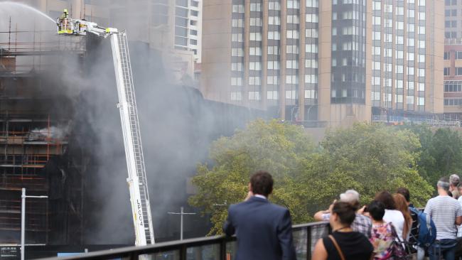 Sydney şehir merkezinde yangın, tren seferleri durduruldu