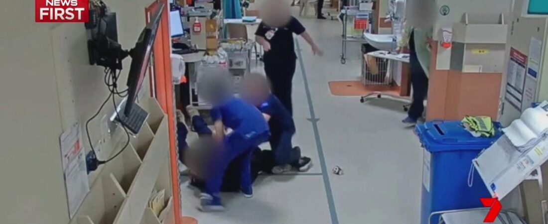 Doktorlara şiddet her yerde: Avustralya’da doktoru boğmaya çalışan hasta kameralara takıldı