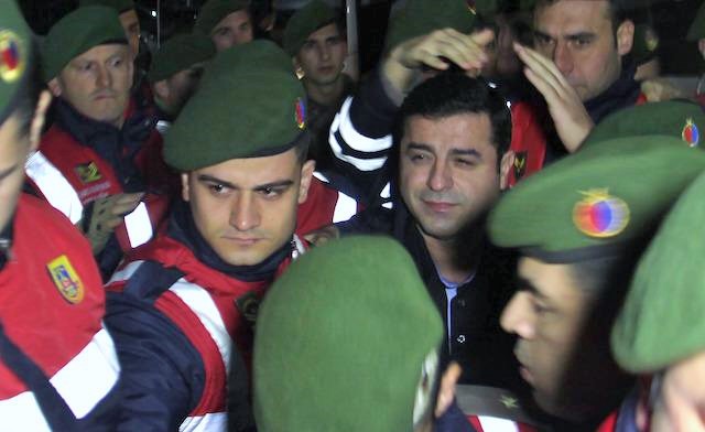 Demirtaş: Bir bakan bizi ikna için İmralı’dan Öcalan’ın yazdığı mektubu getirdi
