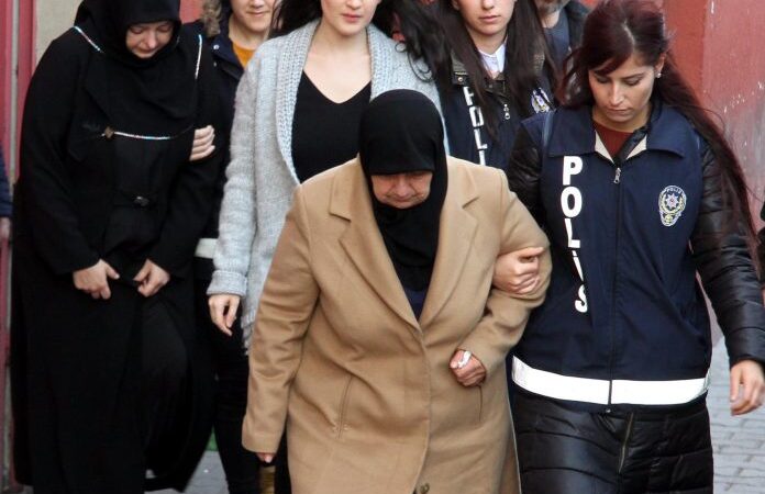 AKP’nin Türkiye’sinde memurlar yaşlıların koluna yardımcı olmak için değil, gözaltına almak için giriyor