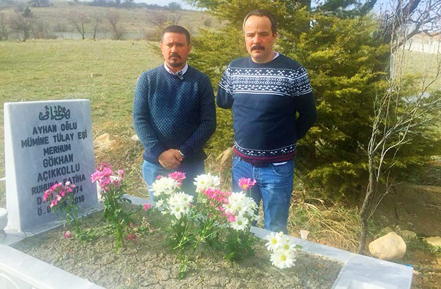Aktivist Veli Saçılık, Gökhan Öğretmen’in kabrini ziyaret etti: Mezar taşlarına değil, birbirimize sarılalım