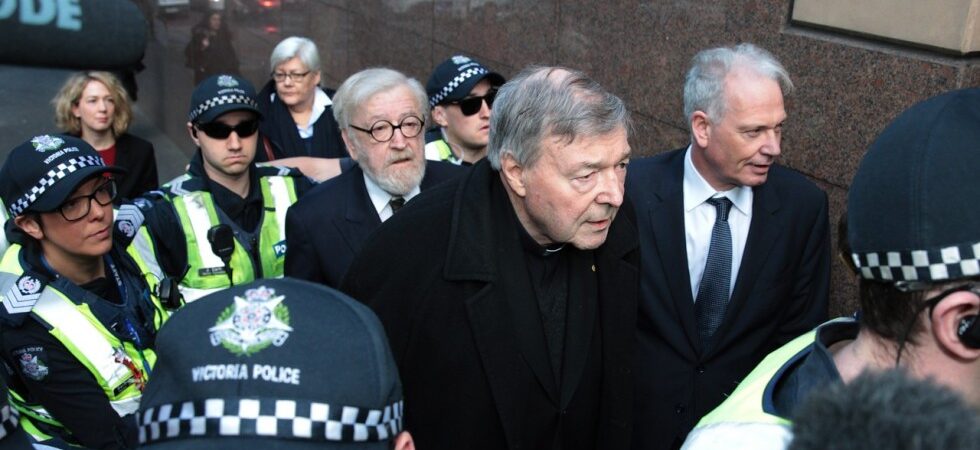 Tacizden yargılanan Kardinal George Pell, suçlamaları kabul etmedi