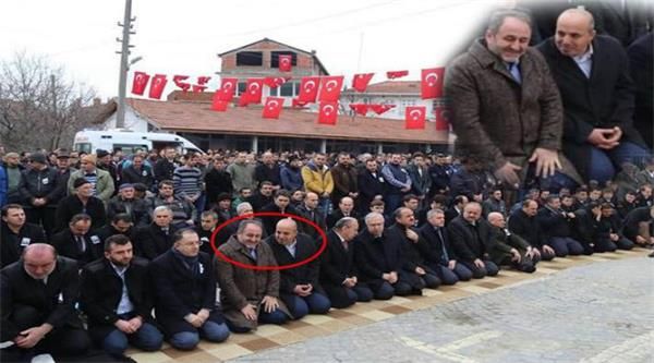 Şehit askerin cenazesinde neşeli poz vererek, gülen AKP’li Vekil’den ‘edep dersi’