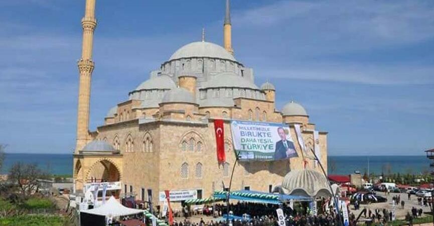 Giresun’da camiye Erdoğan afişi astılar