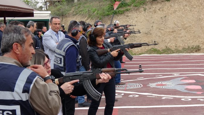 Validen muhtarlara evleri gözetleme ve denetleme görevi
