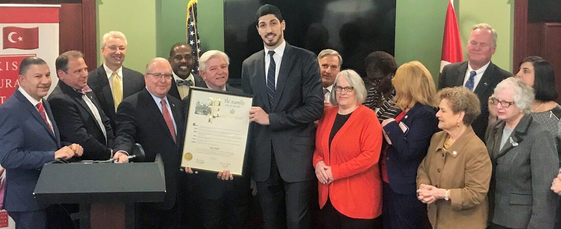 ENES KANTER’İN İNSAN HAKLARI MÜCADALESİ, EYALET MECLİSİNDE AYAKTA ALKIŞLANDI