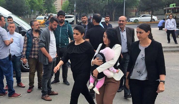 “Çocuklar ölmesin” diyen Ayşe öğretmen bebeğiyle birlikte hapse girdi