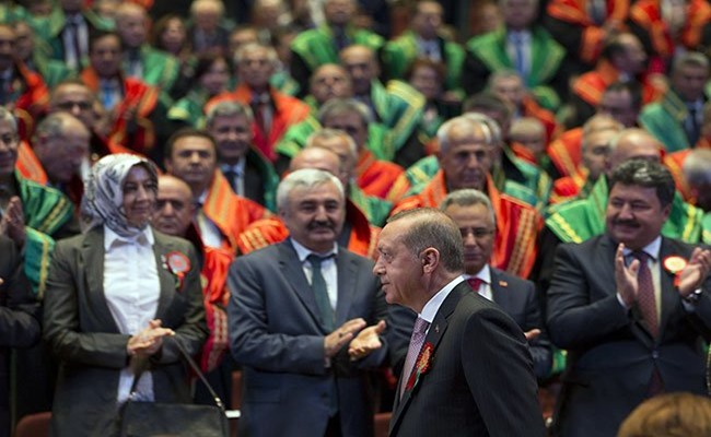 AKP’li hukukçu: Mahkemeler hükümetin bakış açısına göre karar veriyor
