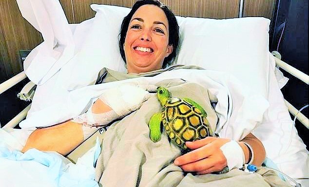 Brisbane’de etini canlı canlı kemiren bakteri yüzünden neredeyse hayatını kaybeden ev hanımı