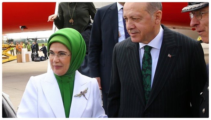 EMİNE ERDOĞAN’IN YAKASINDA 15 BİN DOLARLIK SU SİNEĞİ MÜCEVHERİ!