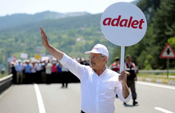 Süddeutsche Zeitung: CHP’lilerin telefonuna ajan virüs yerleştirildi