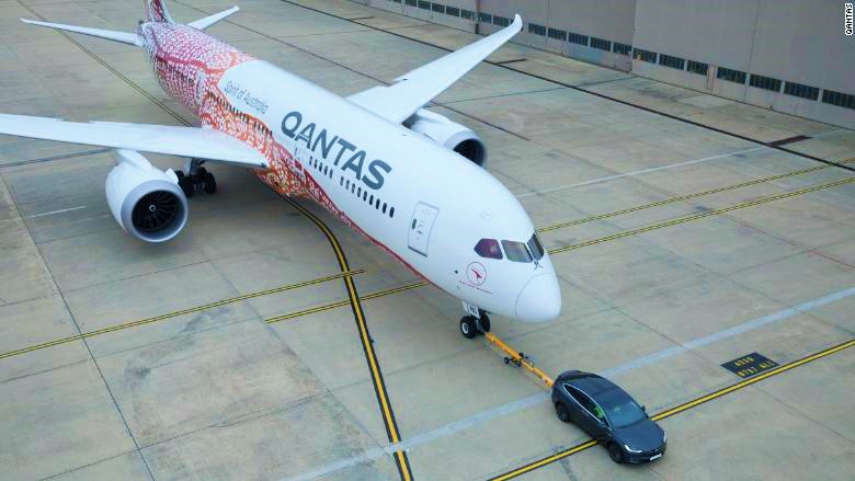130 tonluk Qantas uçağını çeken Tesla Model X, Guinnes dünya rekorunda