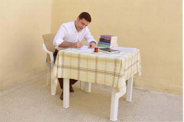 Demirtaş mal varlığını açıkladı: 300 bin liralık bir konut, yüzlerce kitap, binlerce mektup ve bir diploma
