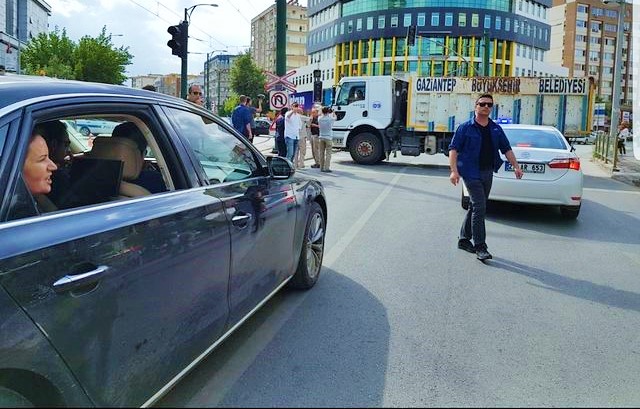 Gaziantep’te, Akşener’in yolu belediyenin çöp kamyonuyla kesildi