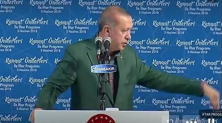 Erdoğan prompter bozulunca azarladı: Benim iznim olmadan, namaza mı gidilir, dangalak