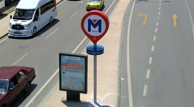 AKP’li belediye, çalışması dahi başlamamış metronun durak tabelalarını dikti