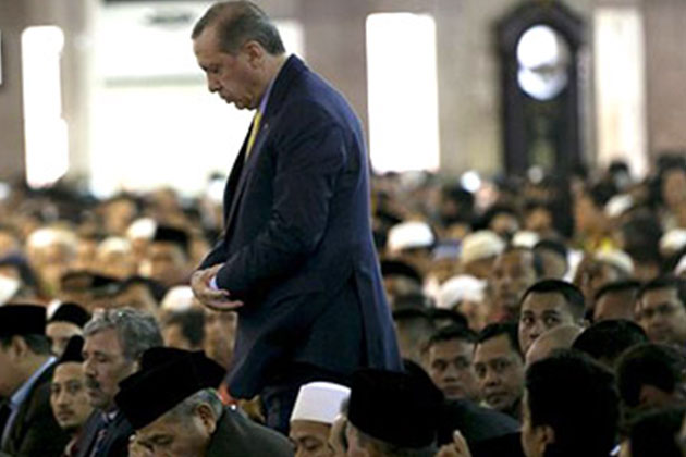 İNCE’YE KARŞI BU KEZ NAMAZI KULLANDI: NAMAZ KILARKEN ÇEKİLMİŞ TEK BİR RESMİN VAR MI?