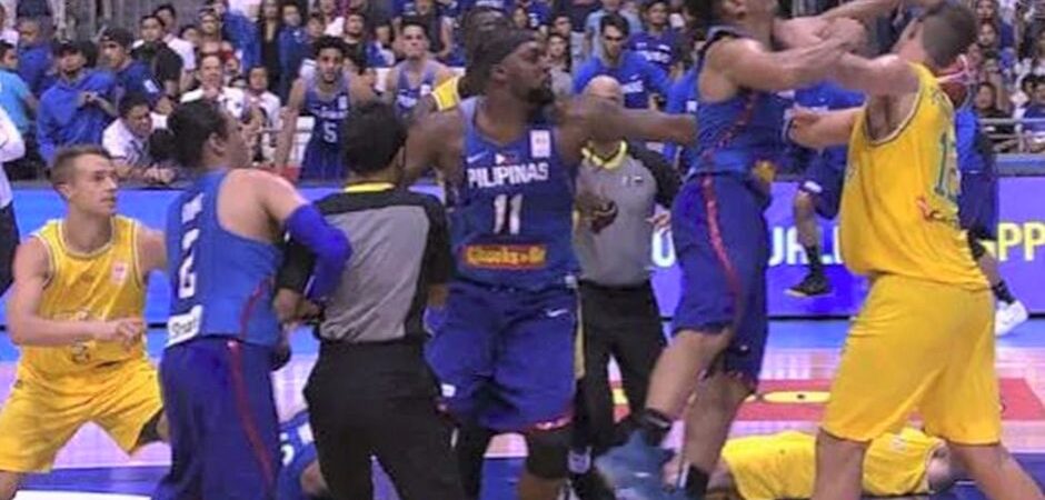 Filipinli ve Avustralyalı basketbolcuların karşılaşması boks maçını aratmadı