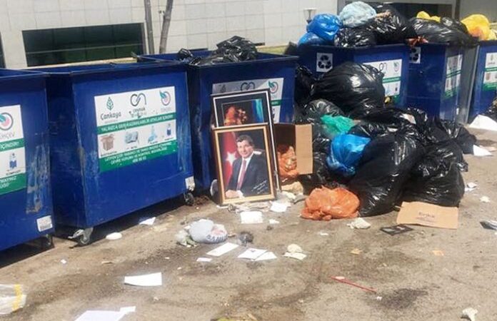 Meclis’in çöplüğü dolmaya başladı: Eski Başbakan Davutoğlu’nun portresi TBMM çöplüğüne atıldı