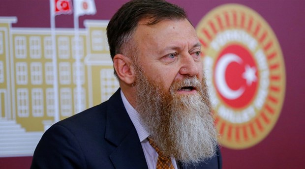 EN UZUN SÜRELİ OHAL PROTESTOSU: SAKALIMI KESTİRİYORUM, İBRETİ ALEM OLSUN DİYE SAKLAYABİLİRİM