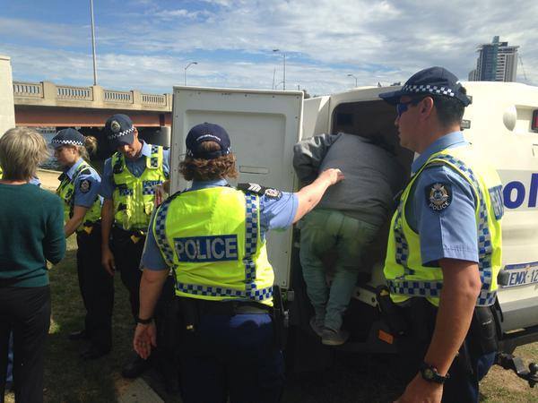 Perth’de bir evde aynı aileden üç kişi ölü bulundu