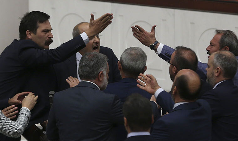 Ahmet Şık, ‘darbecilerin karikatüründen ibaretsiniz’ dedi, AKP’liler saldırdı