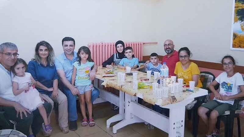 Selahattin Demirtaş’tan cezaevinde ailesiyle yeni fotoğraf