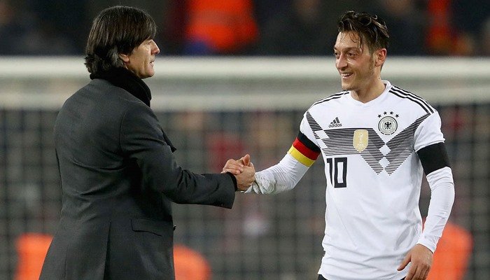LÖW’DEN, MESUT ÖZİL AÇIKLAMASI: “ABARTIYOR, TAKIMDA ASLA IRKÇILIK OLMADI”