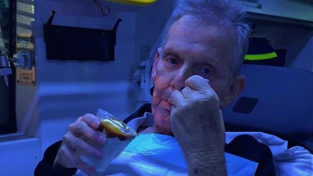 Ambulans görevlilerinden örnek tavır: Kanserli hasta, son arzusu yerine getirildikten sonra hayatını kaybetti.