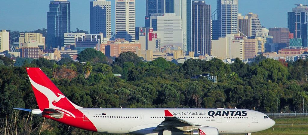 Perth’ten, İngiltere’ye kalkan Qantas uçağı, saldırgan yolcudan dolayı mecburi dönüş yaptı