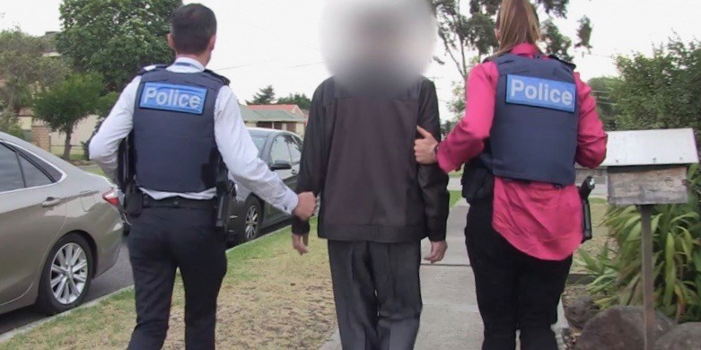 Polis 4 kişilik bir çeteyi ortaya çıkardı: Sydney’deki Villawood göçmen gözaltı merkezinde 3 milyon dolar dolandırıcılık