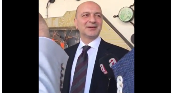 Akın İpek, Londara’da mahkeme çıkışnda, Havuz Medyasına:Terörle alakalı konuları teröristlere soracaksınız, biz vatanseveriz