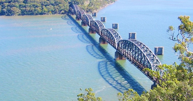 Sydney’de, köprüden atılan kadın kurtulunca, faillerini yakalattı