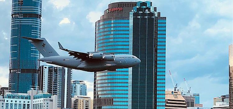 Brisbane’de askeri kargo uçak, gökdelenlerin arasına daldı