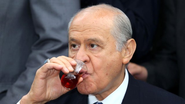 MHP 2 saatte çark etti, emeklileri sattı: 4 partiyle kabul edilen emeklilikte yaşa takılanlar önergesi reddedildi