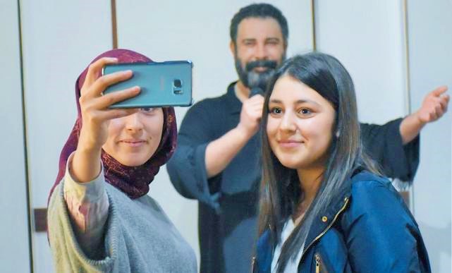 DOĞUM GÜNÜNDE AHMET KAYA’NIN BALMUMU HEYKELİNE ZİYARETÇİ AKINI