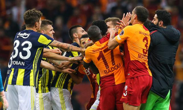 DERBİ BİTTİ: GALATASARAY VE FENERBAHÇE BİRBİRİNE GİRDİ