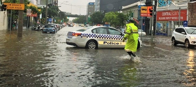 Melbourne’de rekor yağış, hayatı olumsuz etkiledi