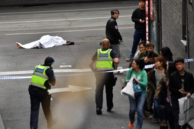 Melbourne’de bıçaklı saldırıda 3 kişi yaralandı: Polisin vurduğu saldırgan hastanede öldü
