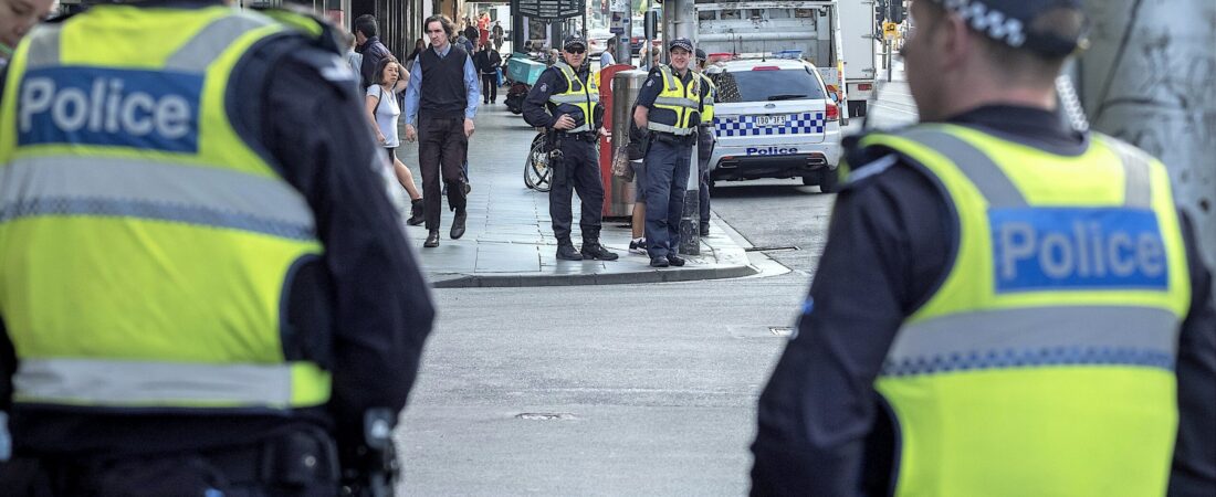 Melbourne’de bıçaklı saldırganı market arabasıyla engelleyen evsize yardım yağıyor