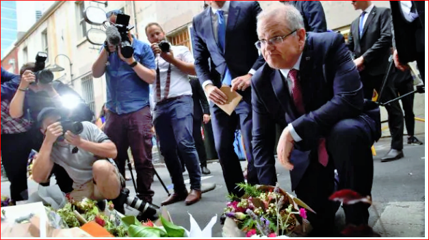 Başbakan Morrison, terör kurbanları için açılan taziye defterini imzaladı, bir buket çiçek bıraktı