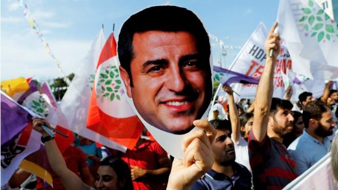 Avukatları Saray’ın hamle”sini açıkladı: Demirtaş’ın cezaevinden çıkmaması için formüller uyduruluyor