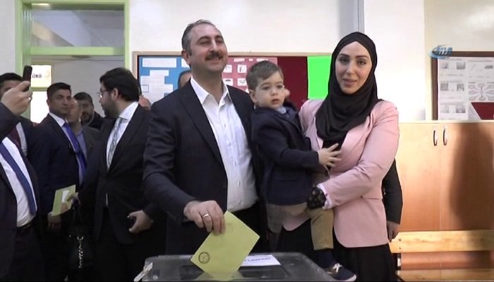 Adalet Bakanı’nın eşi İlknur Gül, 5 yıllık izinden sonra ‘eş durumundan’ Saray’a atandı