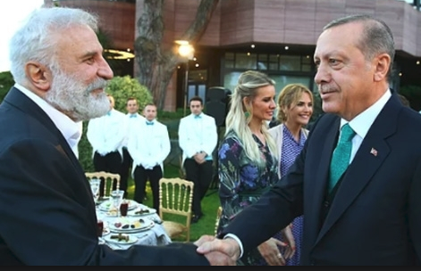 Karikatürist Kurtcebe’den Hasan Kaçan’a tepki: Sarayın aç soytarısı eşşek herif!