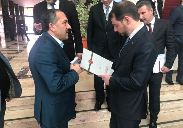 AKP’li vekil: Kazanamazsak silahlı çeteler peydahlanacak, başörtülüler caddelerde yürüyemeyecek