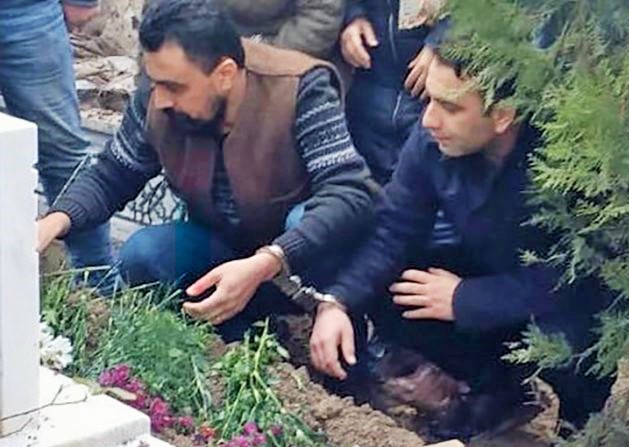 Açlık grevindeki avukat Selçuk Kozağaçlı babasını kelepçeli uğurladı