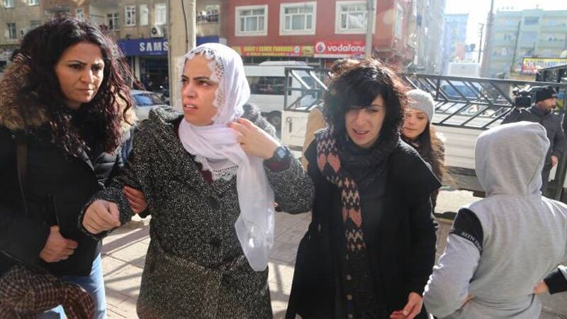 HDP’li vekile tazyikli su, kadınlara gözaltı