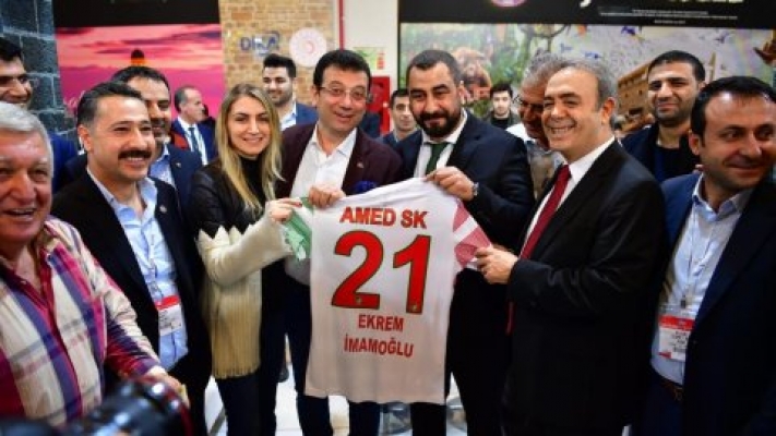 İmamoğlu fuarda halay çekti, Diyarbakır kadayıfını dağıttı