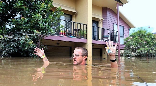 Townsville flooding forces hundreds to evacuate, leaves police clinging to trees after dam gates fully opened